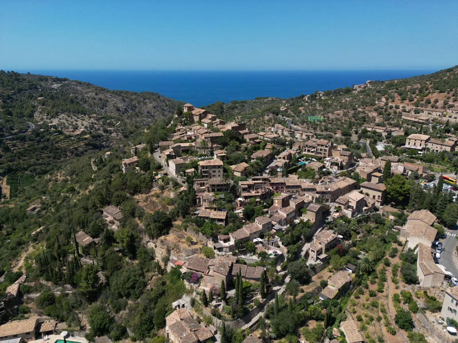 Das Künstlerdorf Deià an den Hängen der Tramuntana