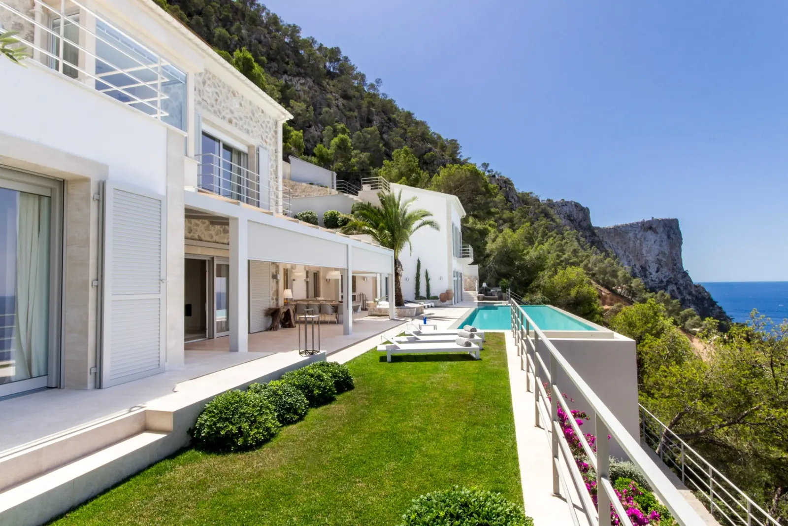 Luxusvilla mit Infinity-Pool auf einer Klippe über dem Meer bei Port d'Andratx