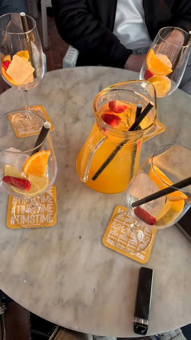 Hausgemachte Sangria mit Orangen und Erdbeeren auf einer Terrasse auf Mallorca