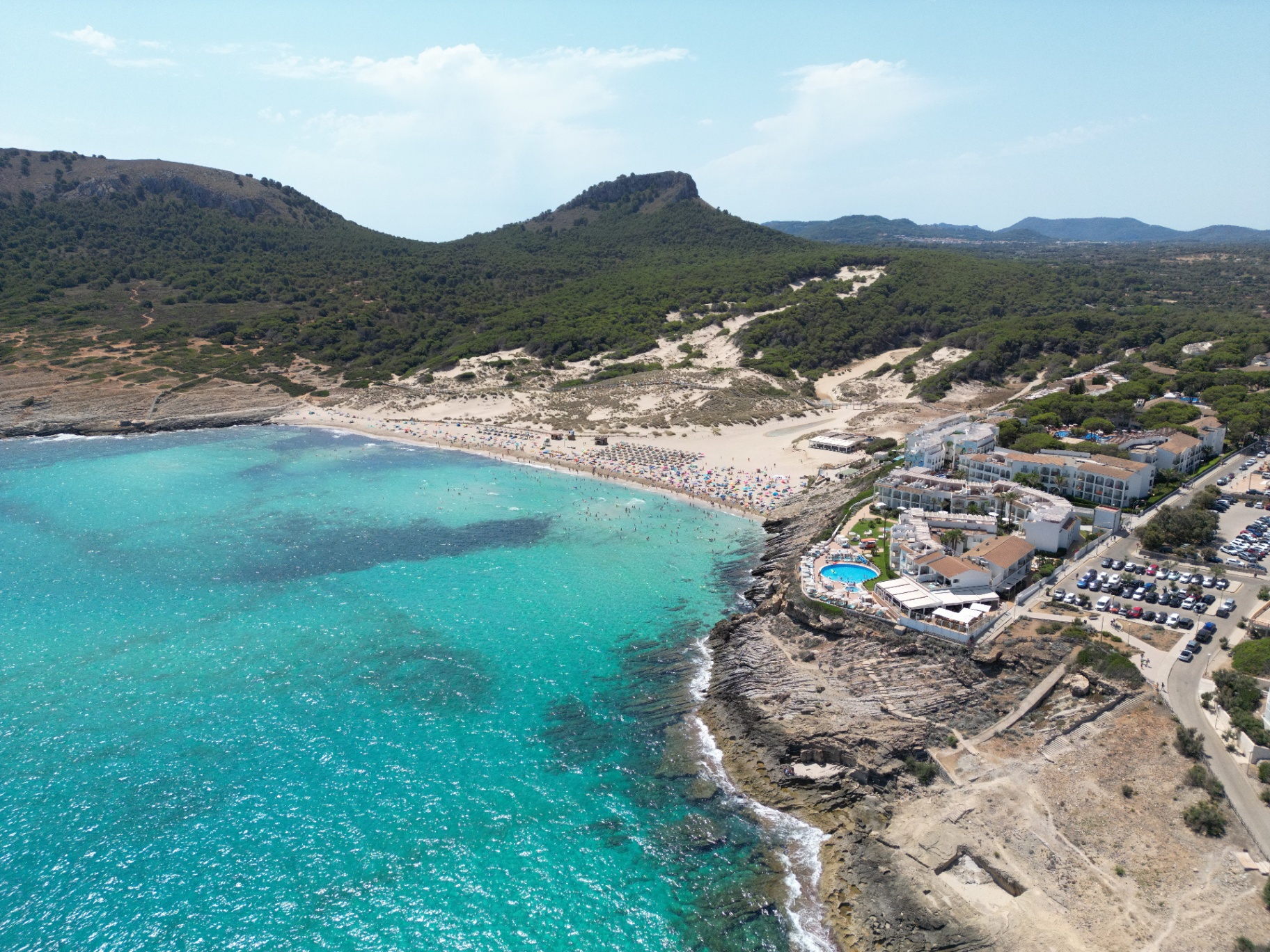 Luftaufnahme der Cala Mesquida mit türkisem Wasser, Sandstrand und Dünen