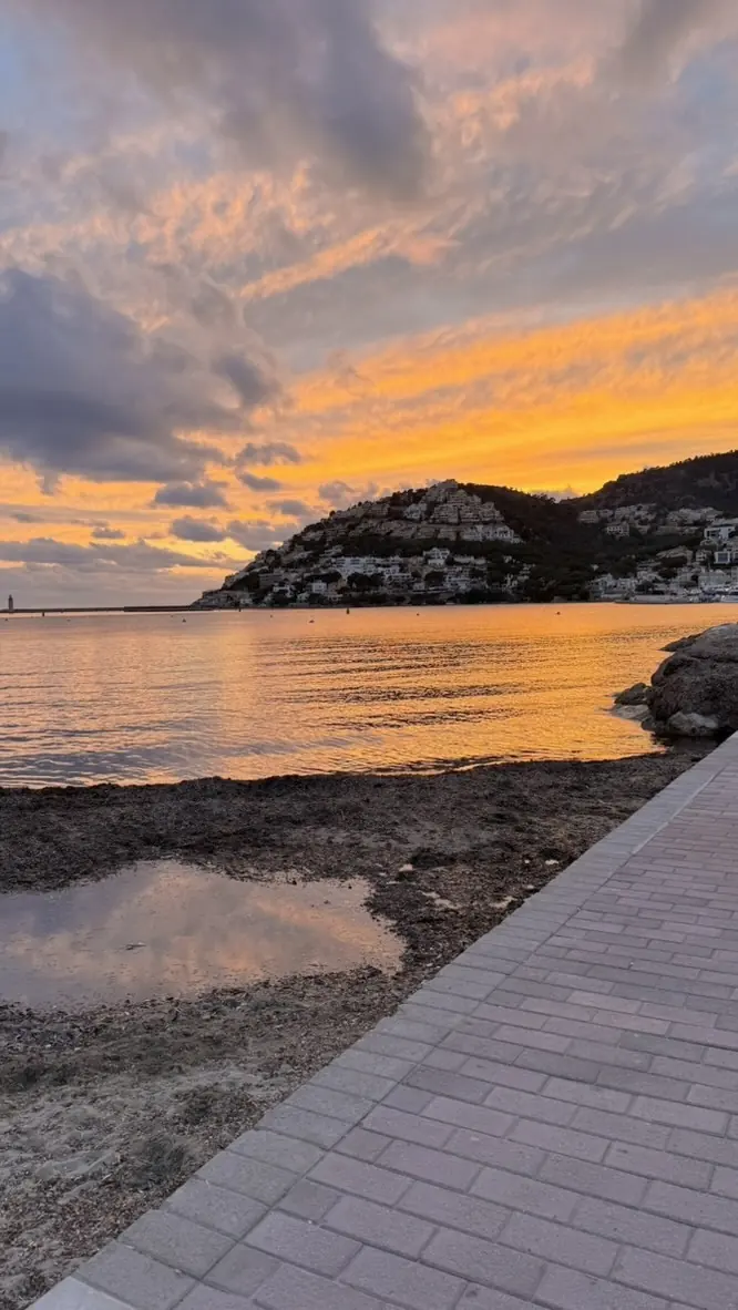 Sonnenuntergang am Hafen von Port d'Andratx mit gespiegeltem Himmel und Promenade
