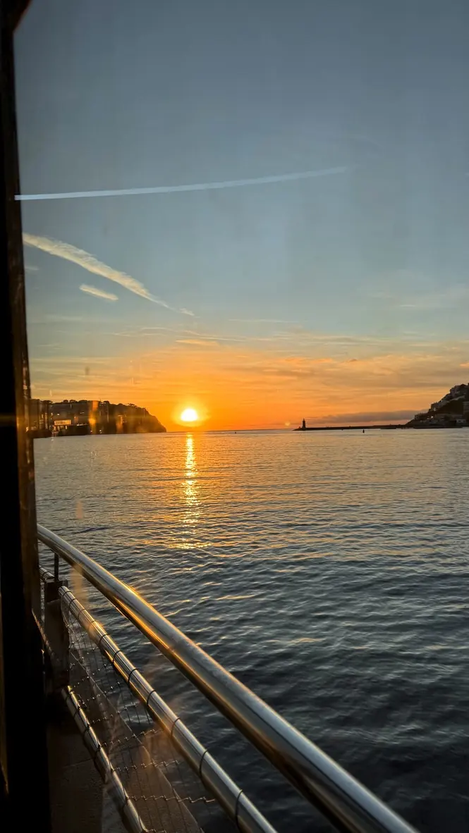Sonnenaufgang über dem Mittelmeer, gesehen durch das Fenster einer Yacht vor Mallorca