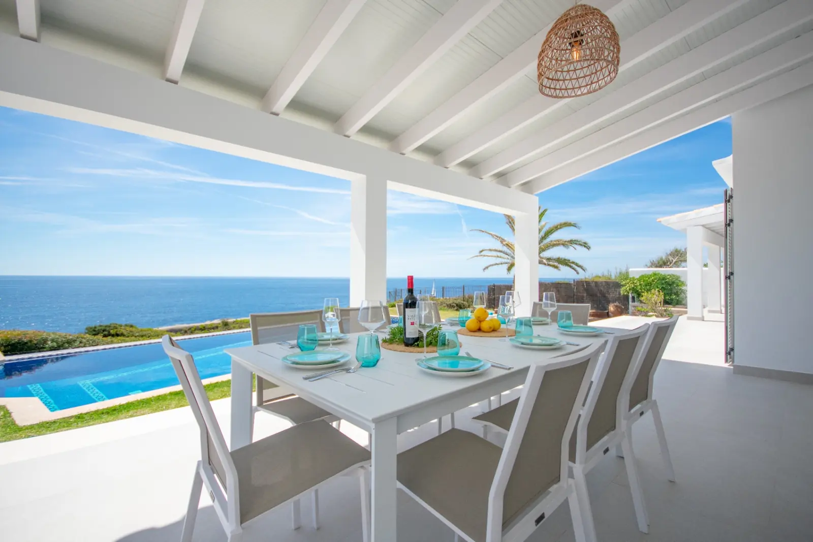 Überdachte Essterrasse mit Pool und Blick in die Landschaft Mallorcas