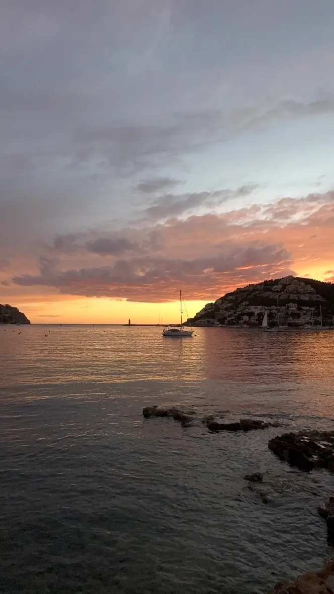 Segelboot vor Anker bei Sonnenuntergang in der Bucht von Port d'Andratx