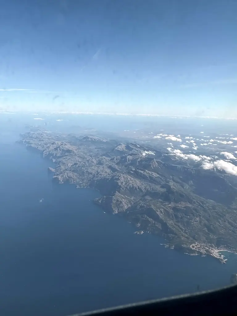 Luftaufnahme des Tramuntana-Gebirges an der Westküste Mallorcas