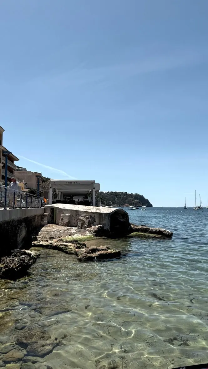 Hafenpromenade in Port d'Andratx mit Restaurant Fortuna und kristallklarem Wasser